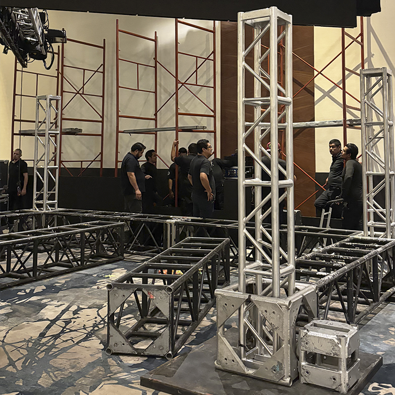 Renta de Estructura de truss en Mérida, Truss MK, Truss MD, Plataforma de elevación en Mérida, Elevador para autos en Mérida, Elevador de carga en Mérida, Sistema de motores para truss en Mérida, Motores de cadena industrial, Motores Lodestar, Montaje de escenarios, rigging ELEVADOR AUTOMOTRIZ CON TRUSS MK-MD DE 6.77x4.20MTS CON 2.95MTS DE ALTURA EN MÉRIDA
