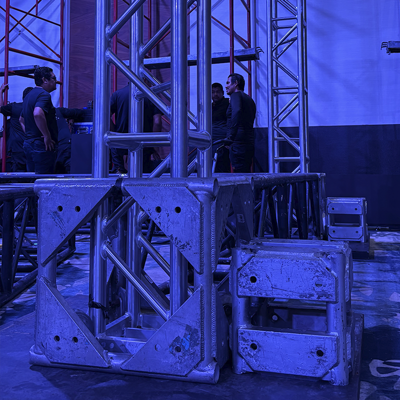 Renta de Estructura de truss en Mérida, Truss MK, Truss MD, Plataforma de elevación en Mérida, Elevador para autos en Mérida, Elevador de carga en Mérida, Sistema de motores para truss en Mérida, Motores de cadena industrial, Motores Lodestar, Montaje de escenarios, rigging ELEVADOR AUTOMOTRIZ CON TRUSS MK-MD DE 6.77x4.20MTS CON 2.95MTS DE ALTURA EN MÉRIDA
