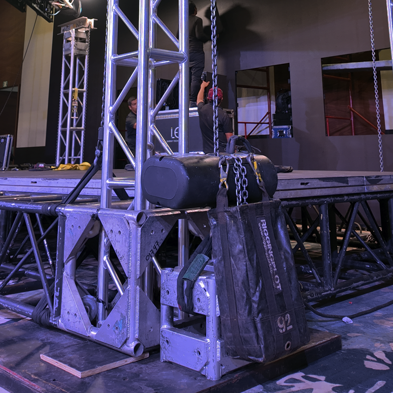 Renta de Estructura de truss en Mérida, Truss MK, Truss MD, Plataforma de elevación en Mérida, Elevador para autos en Mérida, Elevador de carga en Mérida, Sistema de motores para truss en Mérida, Motores de cadena industrial, Motores Lodestar, Montaje de escenarios, rigging ELEVADOR AUTOMOTRIZ CON TRUSS MK-MD DE 6.77x4.20MTS CON 2.95MTS DE ALTURA EN MÉRIDA