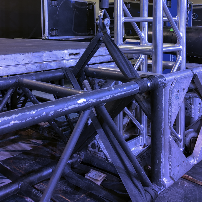 Renta de Estructura de truss en Mérida, Truss MK, Truss MD, Plataforma de elevación en Mérida, Elevador para autos en Mérida, Elevador de carga en Mérida, Sistema de motores para truss en Mérida, Motores de cadena industrial, Motores Lodestar, Montaje de escenarios, rigging ELEVADOR AUTOMOTRIZ CON TRUSS MK-MD DE 6.77x4.20MTS CON 2.95MTS DE ALTURA EN MÉRIDA